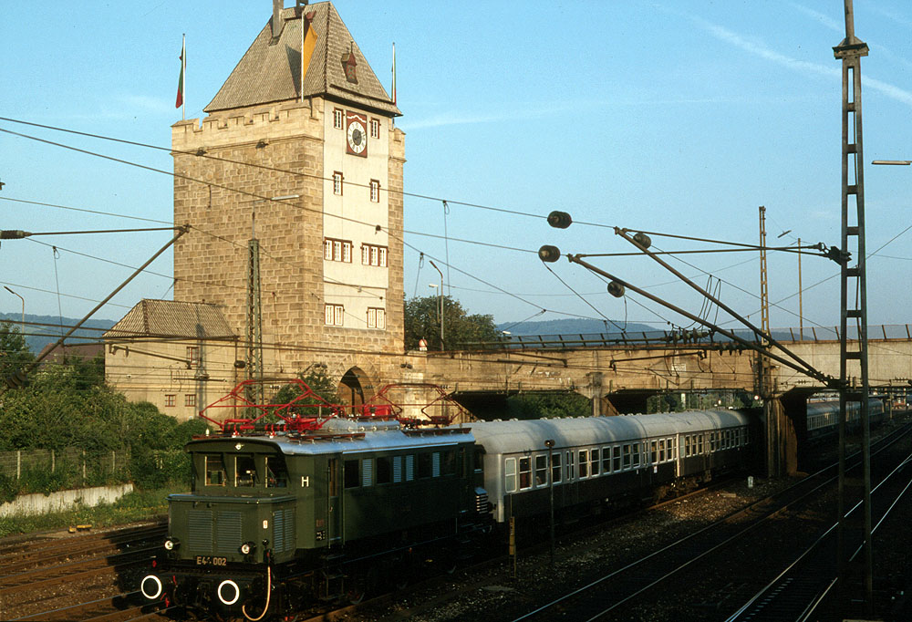 https://www.eisenbahnfotograf.de/datei/August 1986/630109 DB 144002 Esslingen 6.8.86.jpg